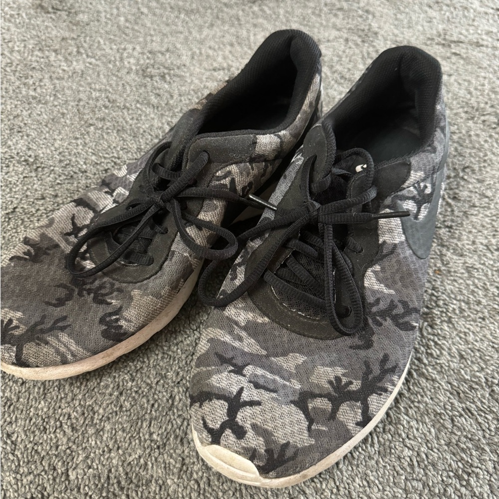 NIKE Men's Tanjun Print Casual Sneakers